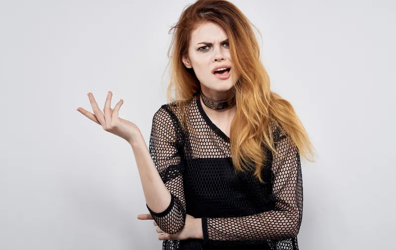 Симпатичная женщина, элегантный стиль, украшения, косметика, роскошь, эмоции, студия