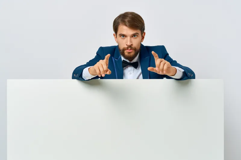 Деловой мужчина в костюме и бабочке, презентация, белый баннер, крупный план, свободное место