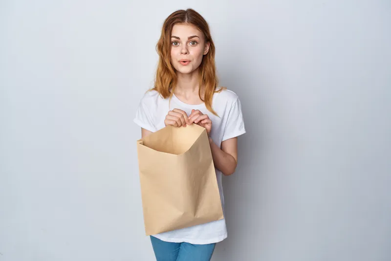 Привлекательная женщина с пакетом продуктов, доставка покупок, образ жизни