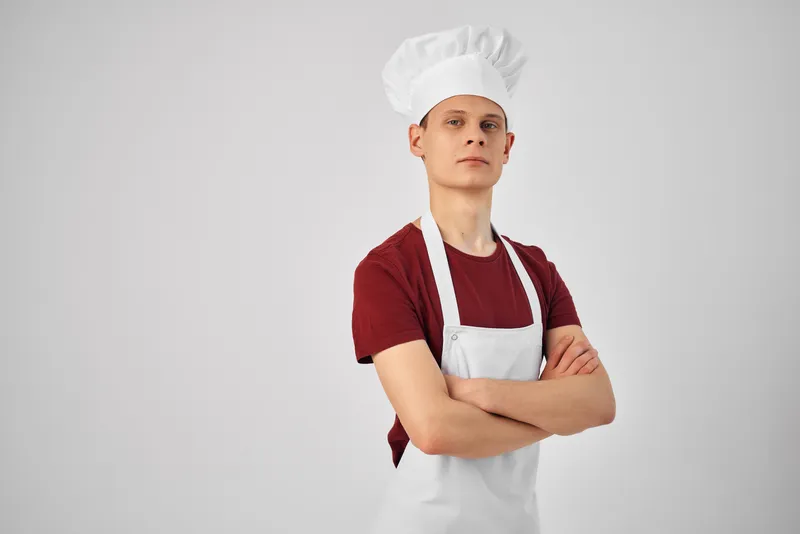 Мужчина в форме шеф-повара на кухне, работающий по профессии