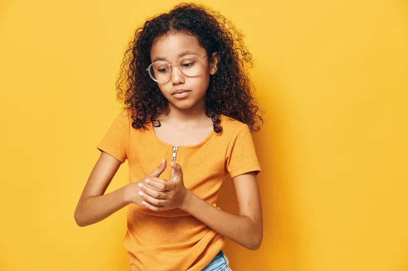 Детство, женщина, молодая, женская, девушка, образ жизни, фон, лицо, европеоидная, рука, девушка, школа, жест, человек, эмоция, выражение, милая, красивая, маленькая, женщина, фон, мода, волосы…