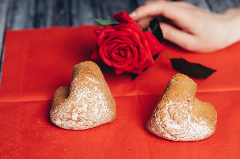 Пряничное сердце, красные салфетки, роза, цветок, романтика, десерт, завтрак