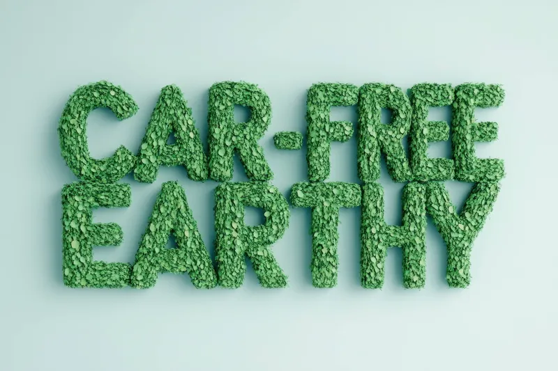 Экологичный текст «Car Free» и «Earthy», выполненный из зеленых листьев, символизирует устойчивое развитие, экологическую сознательность и более зеленый образ жизни, пропагандируя сокращение…