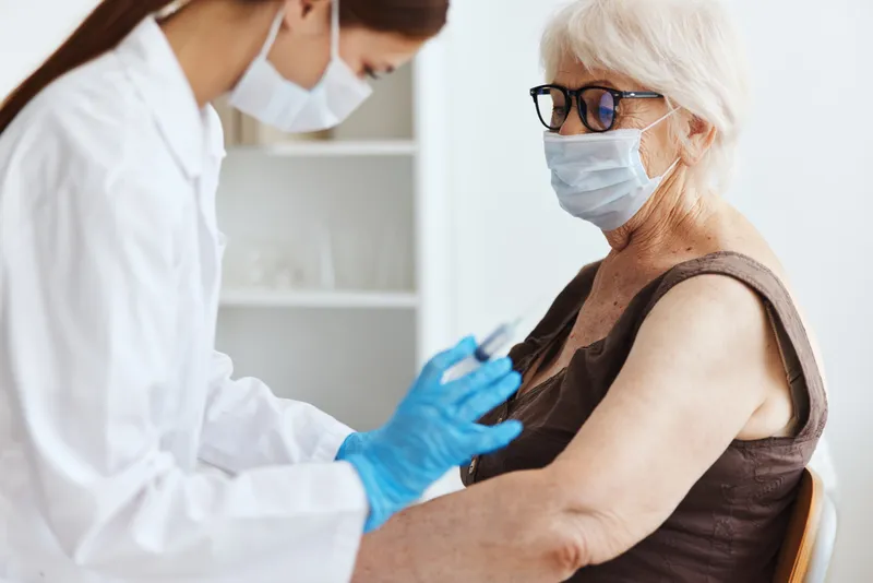 Женщина-врач делает инъекцию шприцем, вакцина, паспорт, введение лекарства