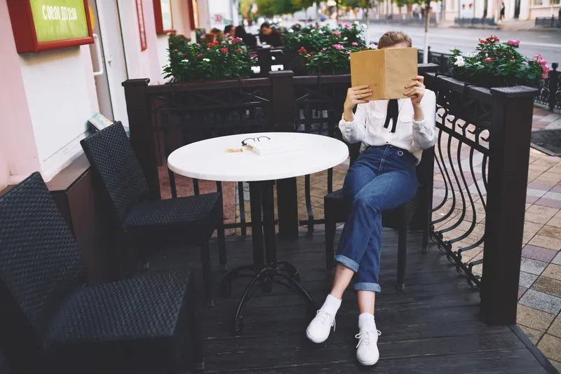 Девушка в очках на улице, отдых в городе летом, общение