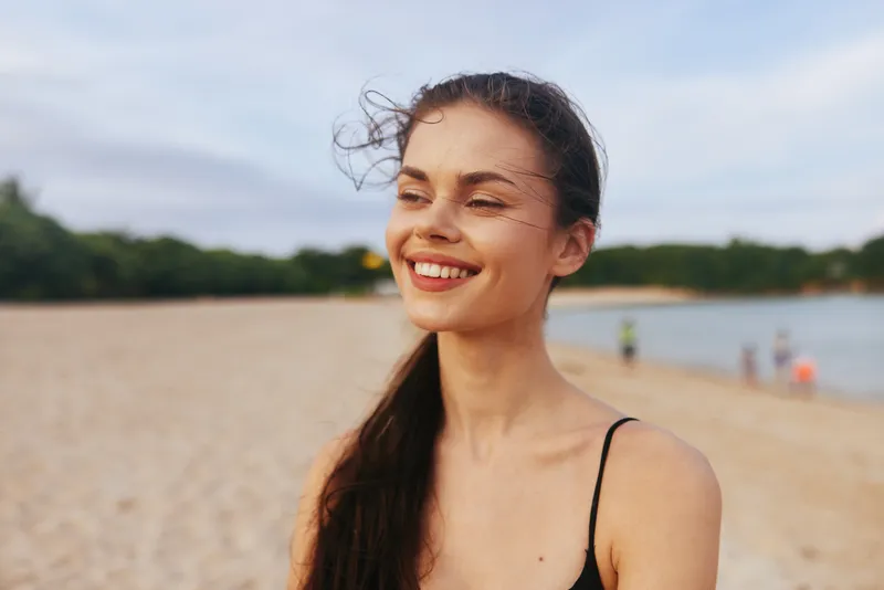 Женщина улыбается на закате