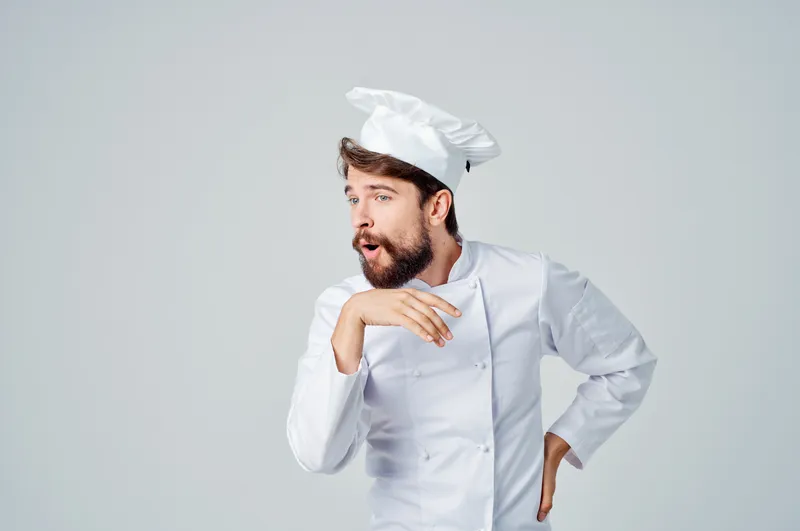 Бородатый мужчина-шеф-повар, кулинария, кулинарная индустрия, профессиональные эмоции