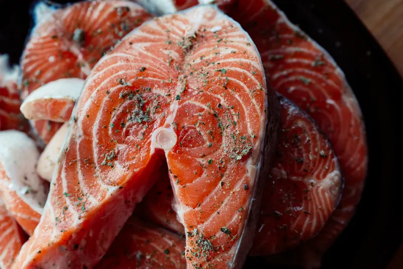 Маринованная рыба, приготовление еды, деликатес, морепродукты, специи