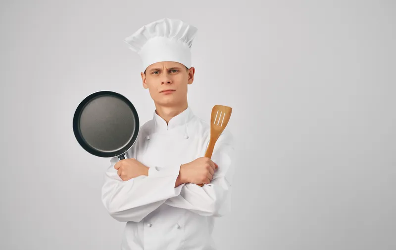Шеф-повар, профессиональная кухонная утварь, приготовление еды, ресторанный сервис
