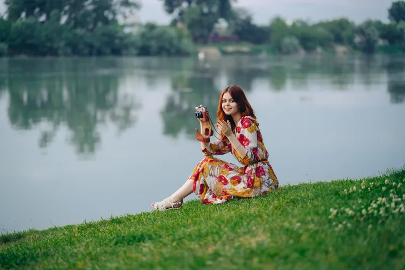 Женщина на открытом воздухе с фотоаппаратом на берегу реки, досуг, хобби