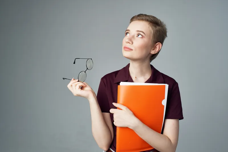 Студентка в красной рубашке классического стиля, кадрированный вид