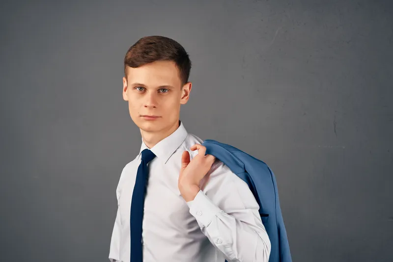 Бизнесмен в костюме работает в офисе, менеджер