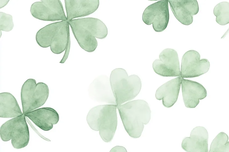 Этот красивый акварельный узор изображает листья клевера различных оттенков зеленого на чистом белом фоне