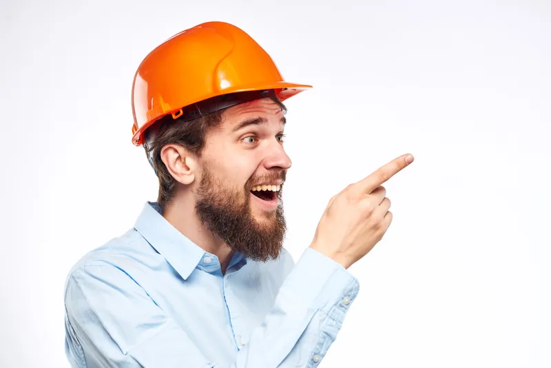 Инженер в оранжевой каске, безопасность, работа, строительная отрасль