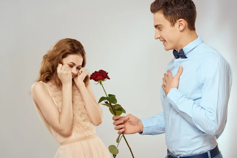 Мужчина и женщина с красной розой