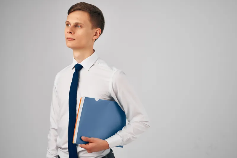 Менеджер в рубашке с галстуком работает с документами