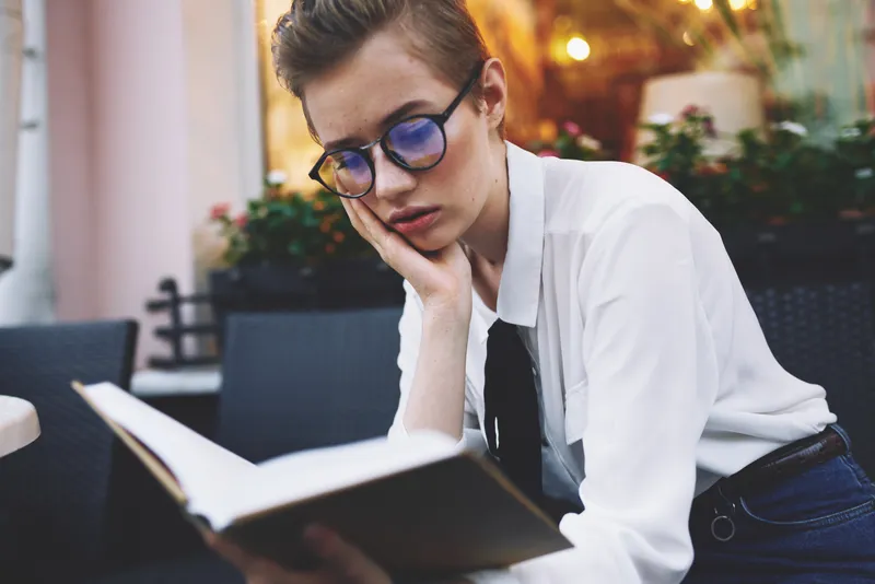 Девушка на улице с книгой в руках