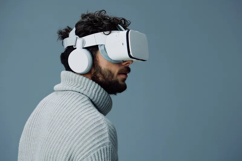 Мужчина в гарнитуре, молодой, развлекательное устройство, симулятор, VR-опыт, будущее, оборудование, современный, реальность, игра, очки, виртуальный, видео, инновации, технология, видение…