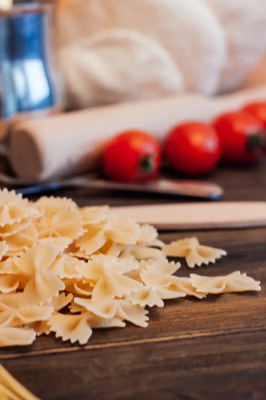 Паста с пармезаном, изысканная итальянская кухня, соус и помидоры черри