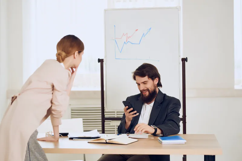 Коллеги по работе, офисные профессионалы работают в студии