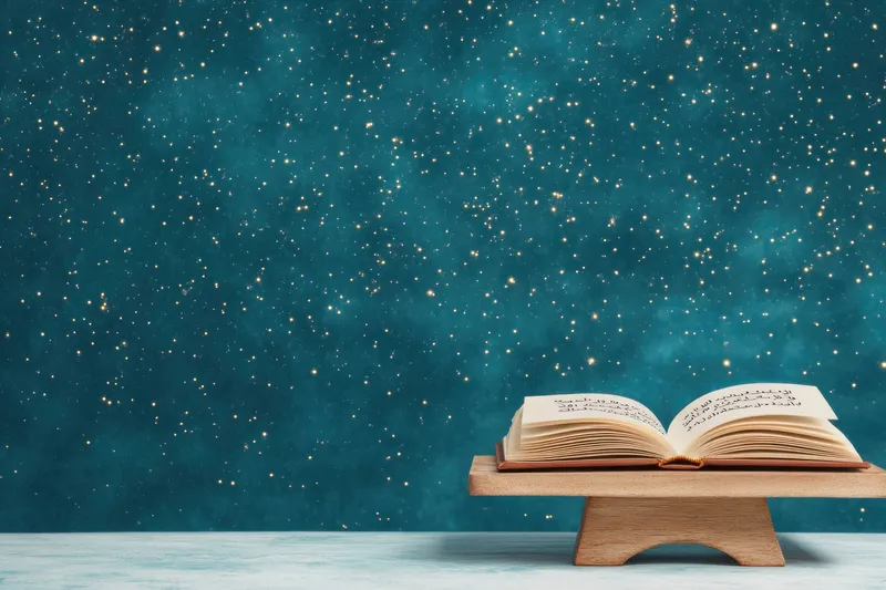 Открытая книга лежит на деревянной подставке в окружении завораживающего звездного фона