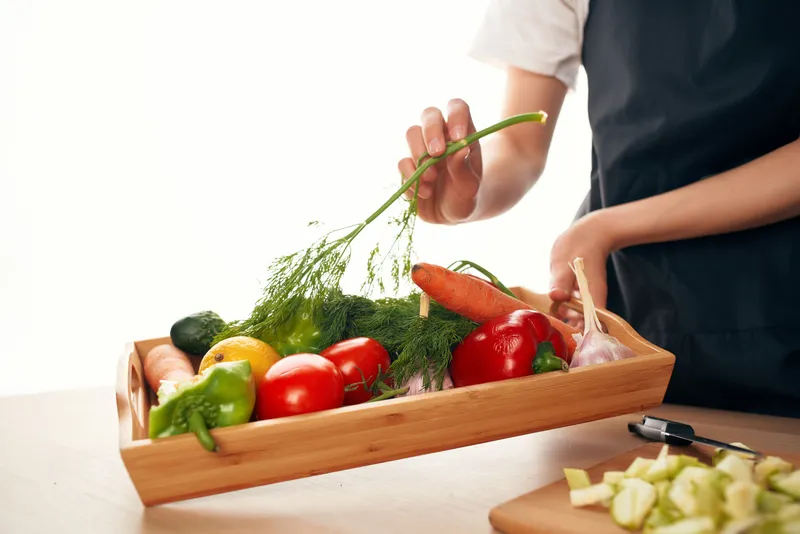 Овощи, приготовление пищи, витамины, здоровая еда на кухне