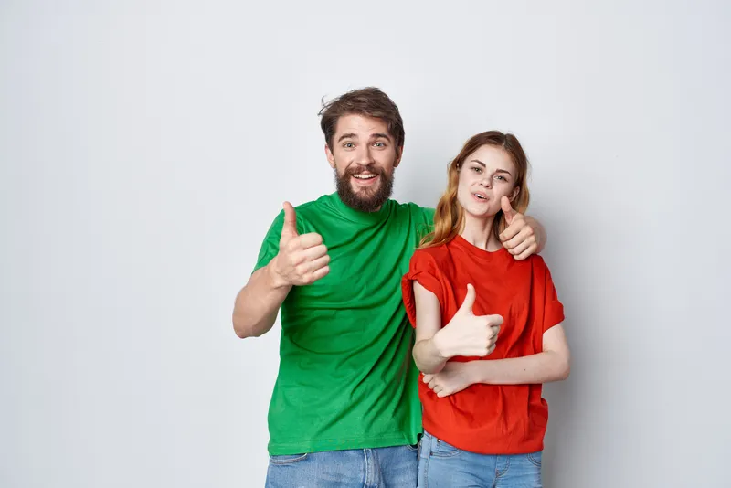 Молодая пара весело общается и дружит на светлом фоне