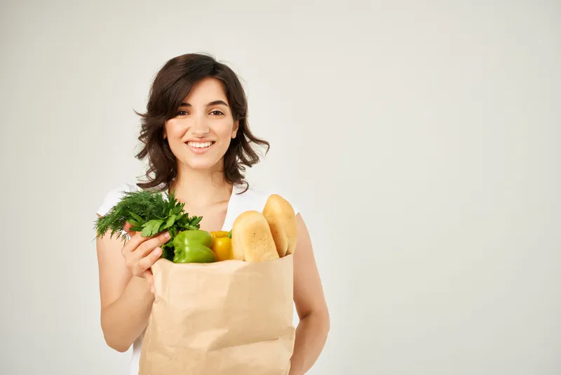 Женщина с пакетом продуктов, здоровое питание, овощи в супермаркете