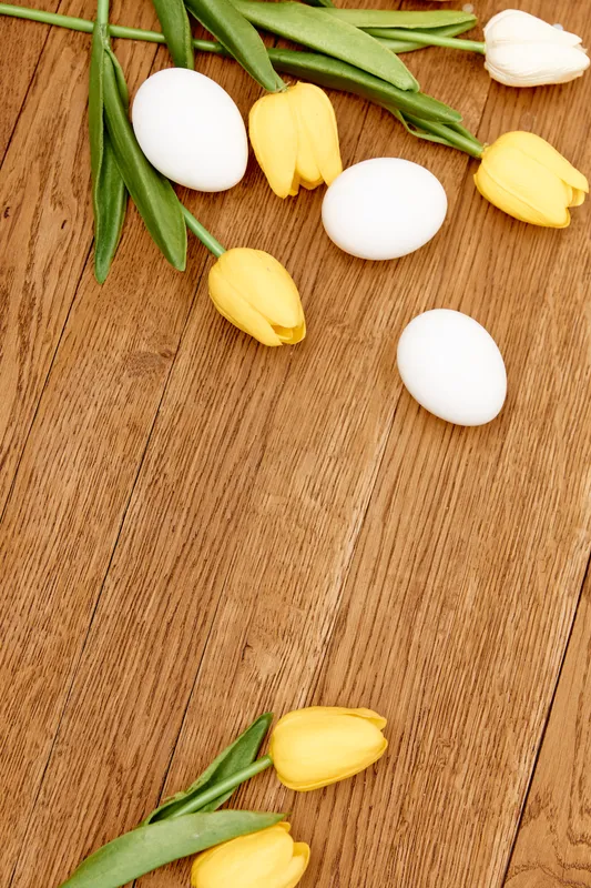 Традиция украшения куриных яиц на деревянном фоне