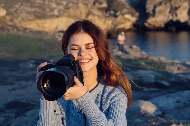 Женщина-фотограф на открытом воздухе в скалистых горах, пейзаж, отпуск, природа