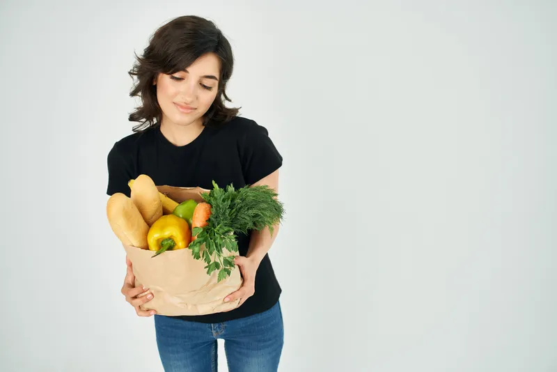 Женщина с пакетом продуктов, служба доставки, супермаркет