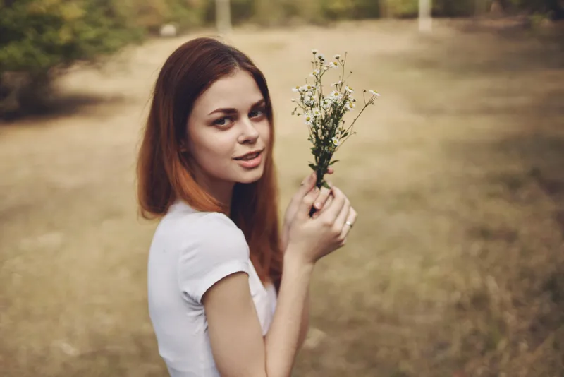 Женщина идет по полю, природа, образ жизни, лето