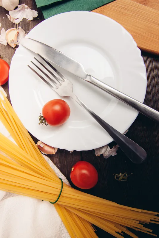 Приготовление итальянской пасты на кухне: кухонные принадлежности на деревянном столе