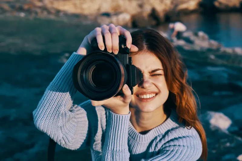 Женщина-фотограф на природе, среди скалистых гор, путешествие, отдых, свежий воздух