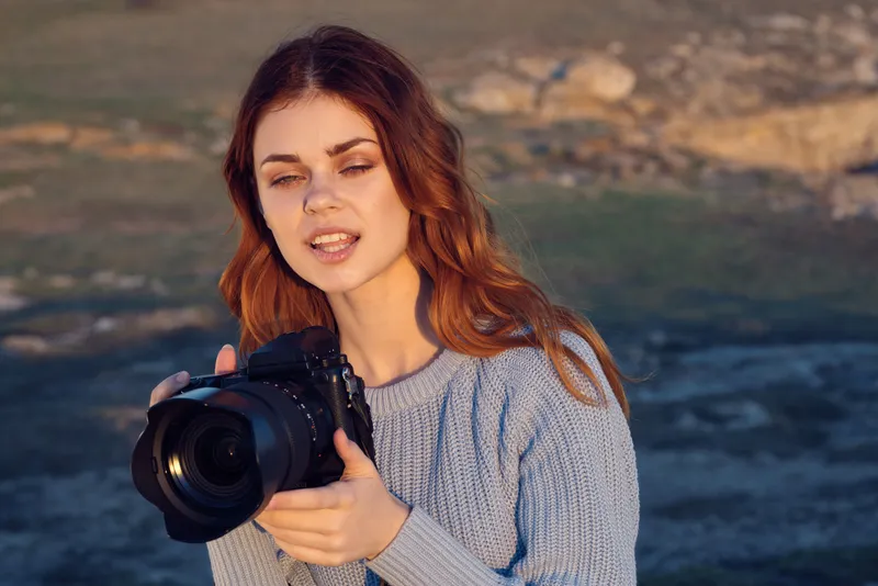Женщина-фотограф на открытом воздухе, профессиональный образ жизни, работа, путешествия