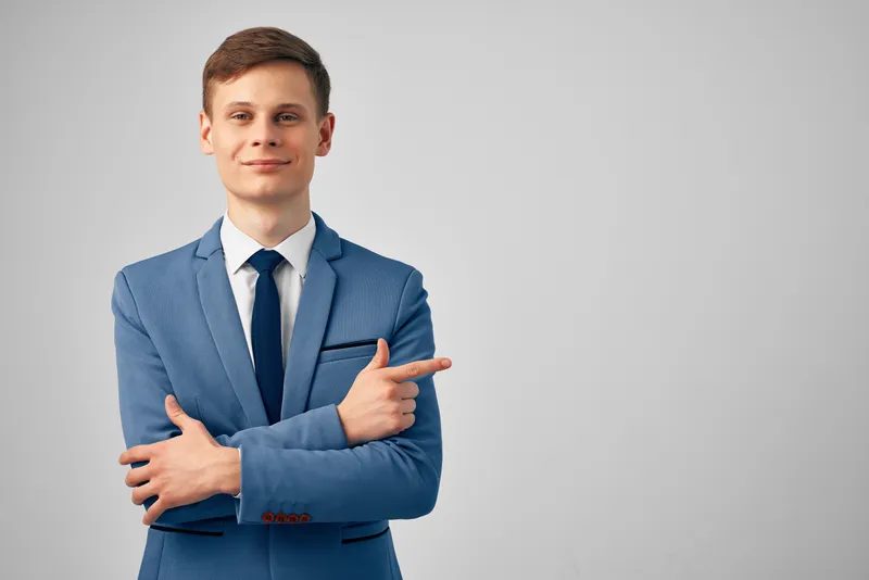 Мужчина в пиджаке и галстуке, руководитель, менеджер в офисе