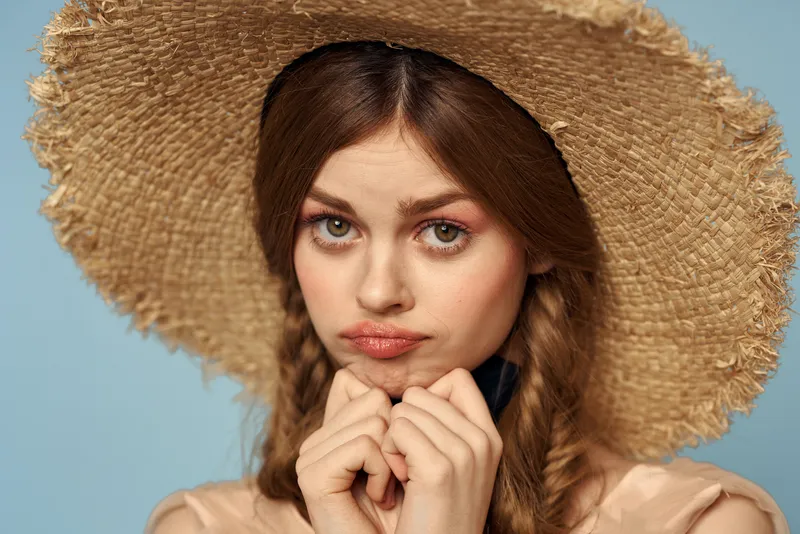 Красивая женщина в шляпе с косичками, очарование путешествия