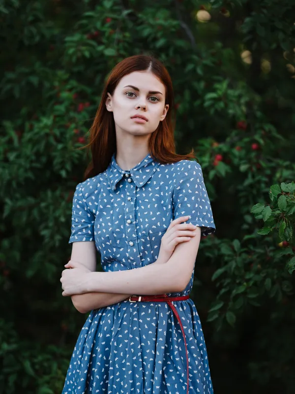 Женщина в платье на природе, свежий воздух, свобода, позирует