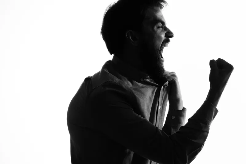 Мужчина в костюме держит пиджак в руках, эмоции, профиль, силуэт, тень