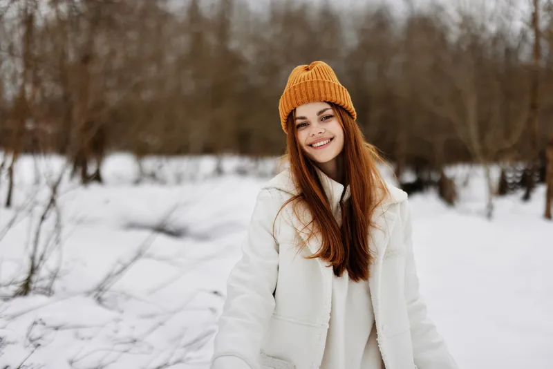 Молодая женщина гуляет по зимнему полю, пейзаж, отдых на природе, зимние каникулы