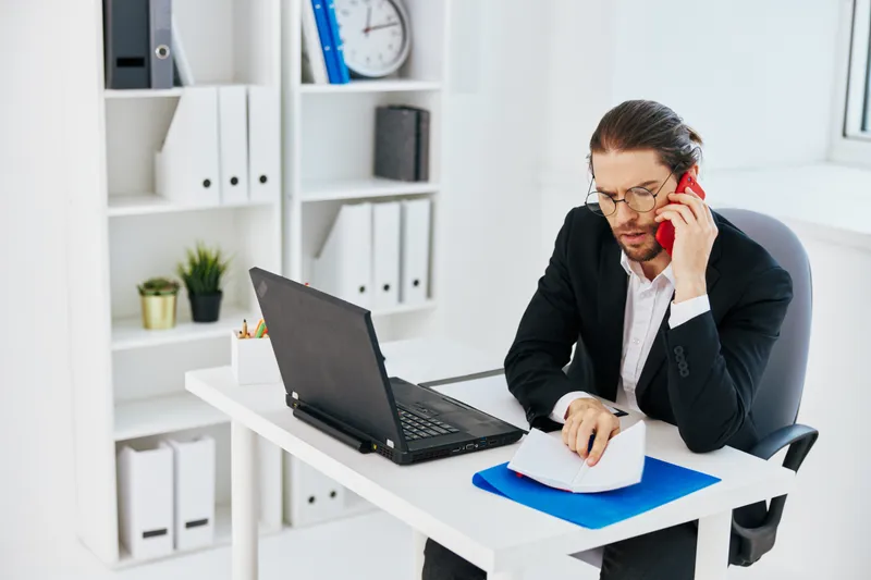 Бизнесмен, документы, работа, офис, ноутбук, образ жизни