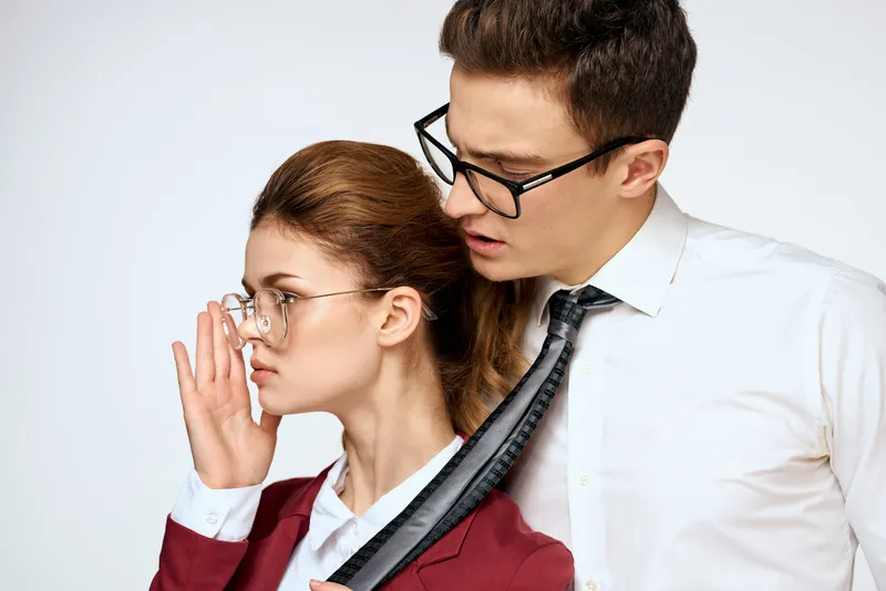 Мужчина и женщина, коллеги по работе, официальные лица, общаются на светлом фоне