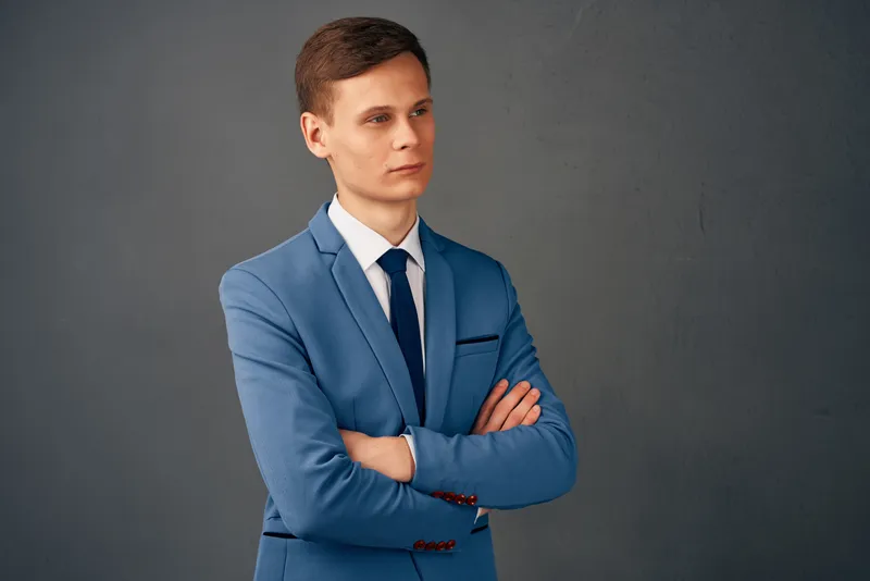 Менеджер в костюме, профессиональная работа, уверенность в себе, студия