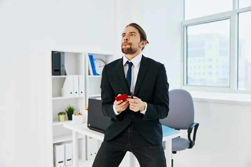 Мужчина в деловом костюме работает с официальными документами в офисе