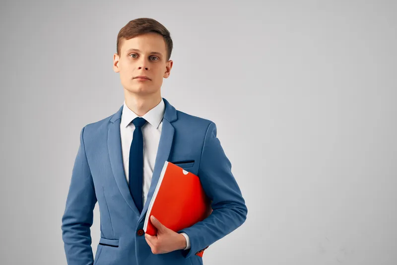 Деловой мужчина в костюме с красной папкой, менеджер, работа, офис