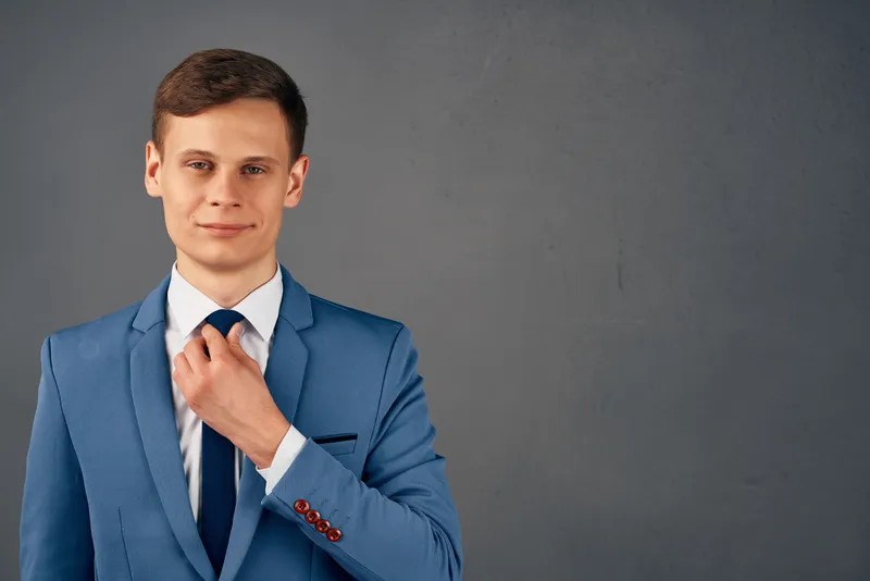 Привлекательный мужчина в деловом костюме