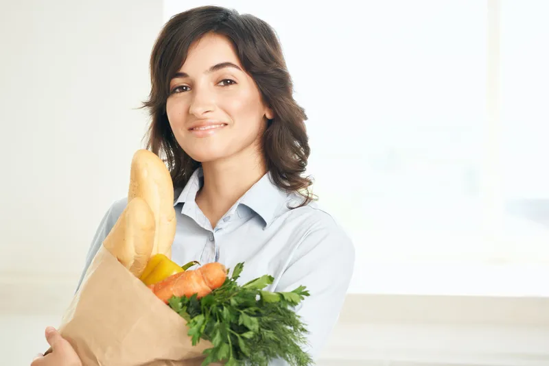 Женщина с продуктами в руках на кухне, брызги, домашняя хозяйка, полезная еда