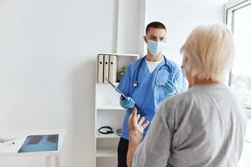 Пациент посещает врача в коммуникационной клинике