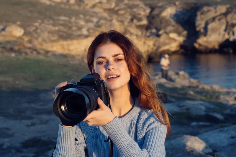 Женщина-фотограф на открытом воздухе, скалистые горы, пейзаж, отпуск, природа