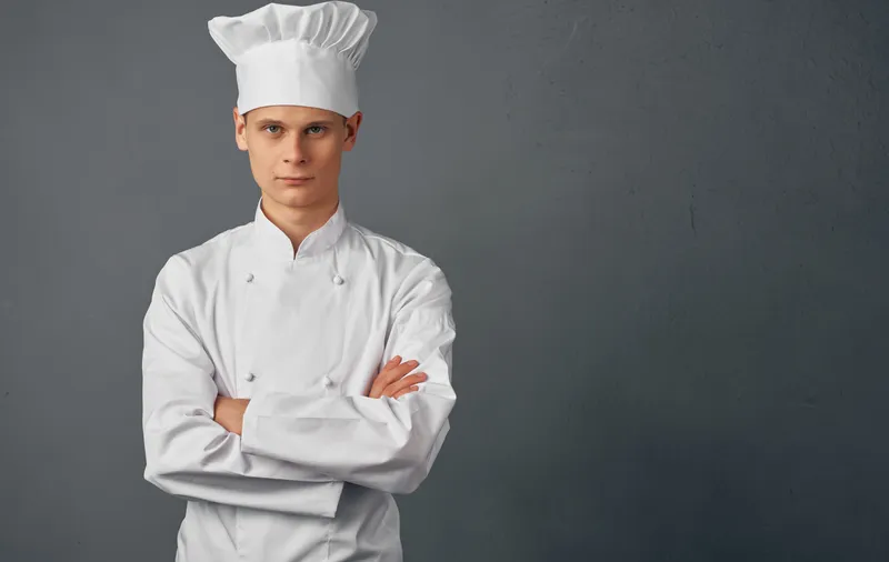 Мужчина-шеф-повар готовит еду, жестикулируя руками, в ресторане, процесс приготовления и обслуживания